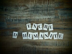 lettres formant le nom du site de biographie Encre d'Humanité