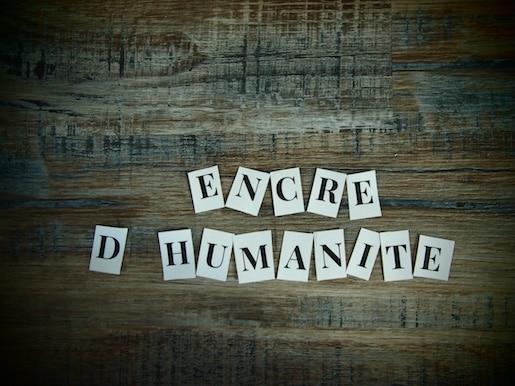 lettres formant le nom du site de biographie Encre d'Humanité