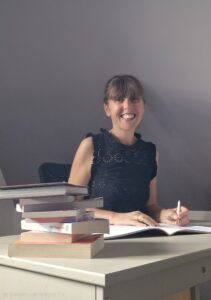 Laetitia Ribeiro écrit la biographie de vie d'une personne âgée