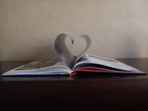 un livre avec des pages en forme de coeur pour exprimer le récit de son histoire d'amour