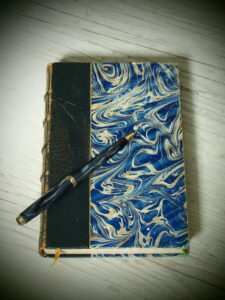 un livre raconte le récit de vie d'une personne agée