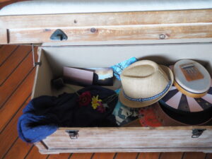 une malle est remplie de souvenirs en mémoire d'une personne disparue