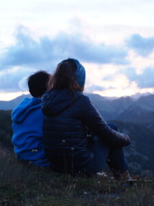 une mère et son fils regardent dans la même direction et écrivent l'histoire de la parentalité