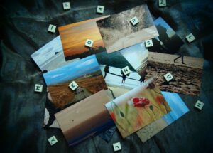 les photos et les lettre évoquent les souvenirs de vie