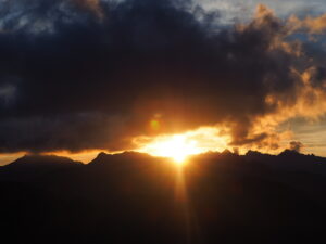 le contraste du nuage noir et du feu du soleil évoque l'histoire du burn-out